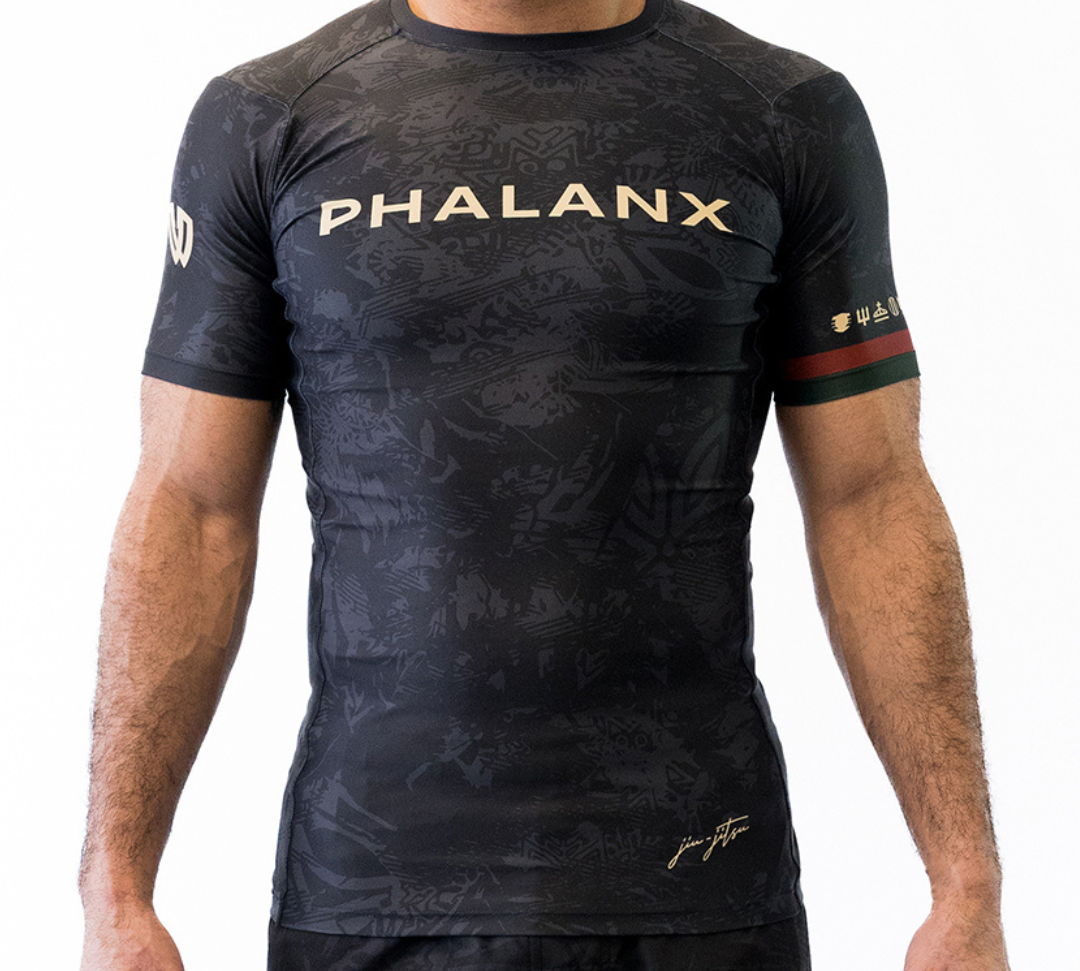 Phalanx Jiu-jitsu BJJ short-sleeve rash guard is perfect for training jiu-jitsu, no-gi grappling, MMA—mixed martial arts, Brazilian Jiu-jitsu, wrestling, and judo. It is also perfect for no-gi JJ or gi jiu-jitsu, and it can be worn at Spartan Race, Tough Mudder, Yoga—all athletics!