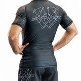 METRIC '25 SHORT-SLEEVE RASH GUARD