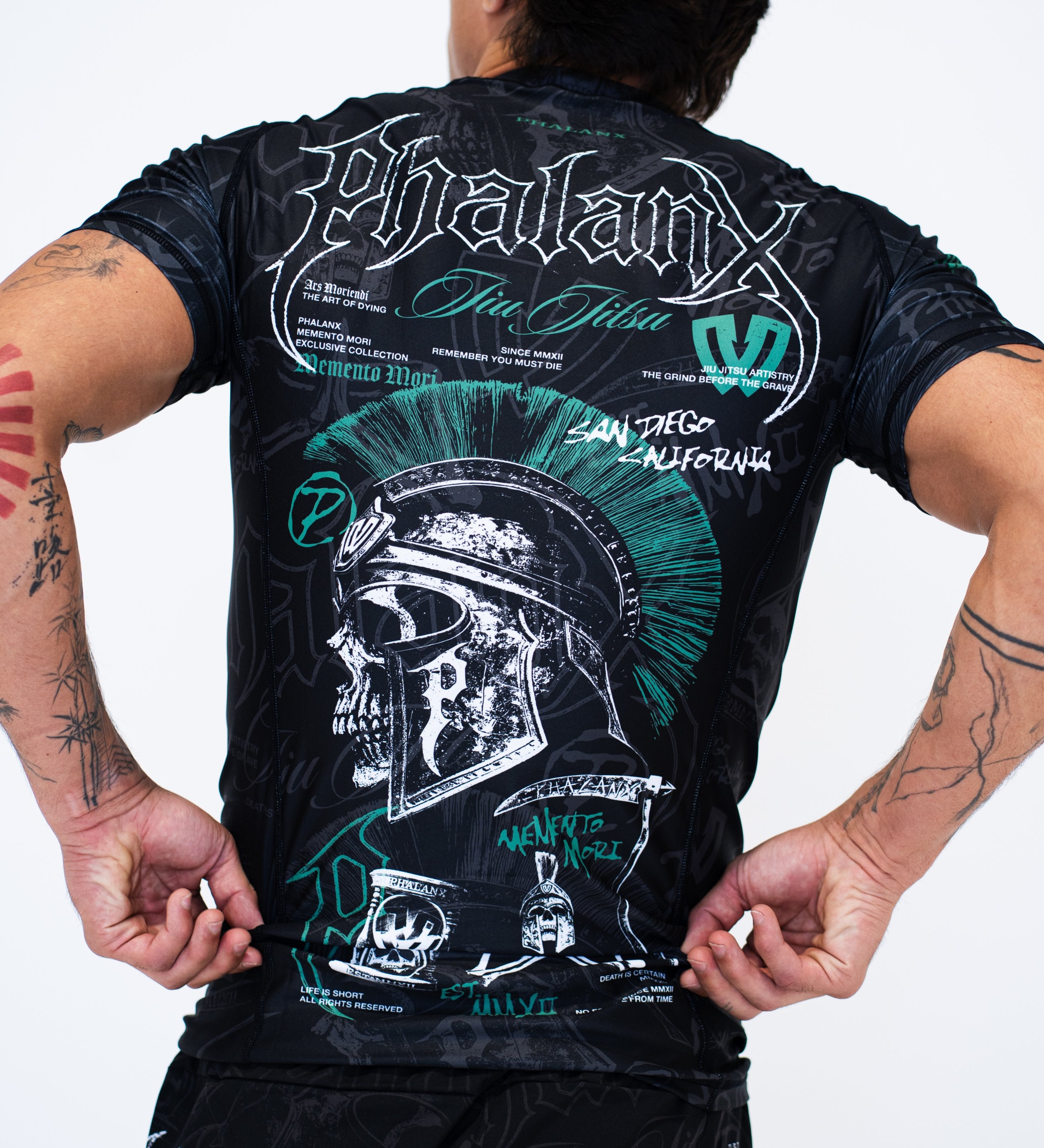 REQUIEM RASH GUARD