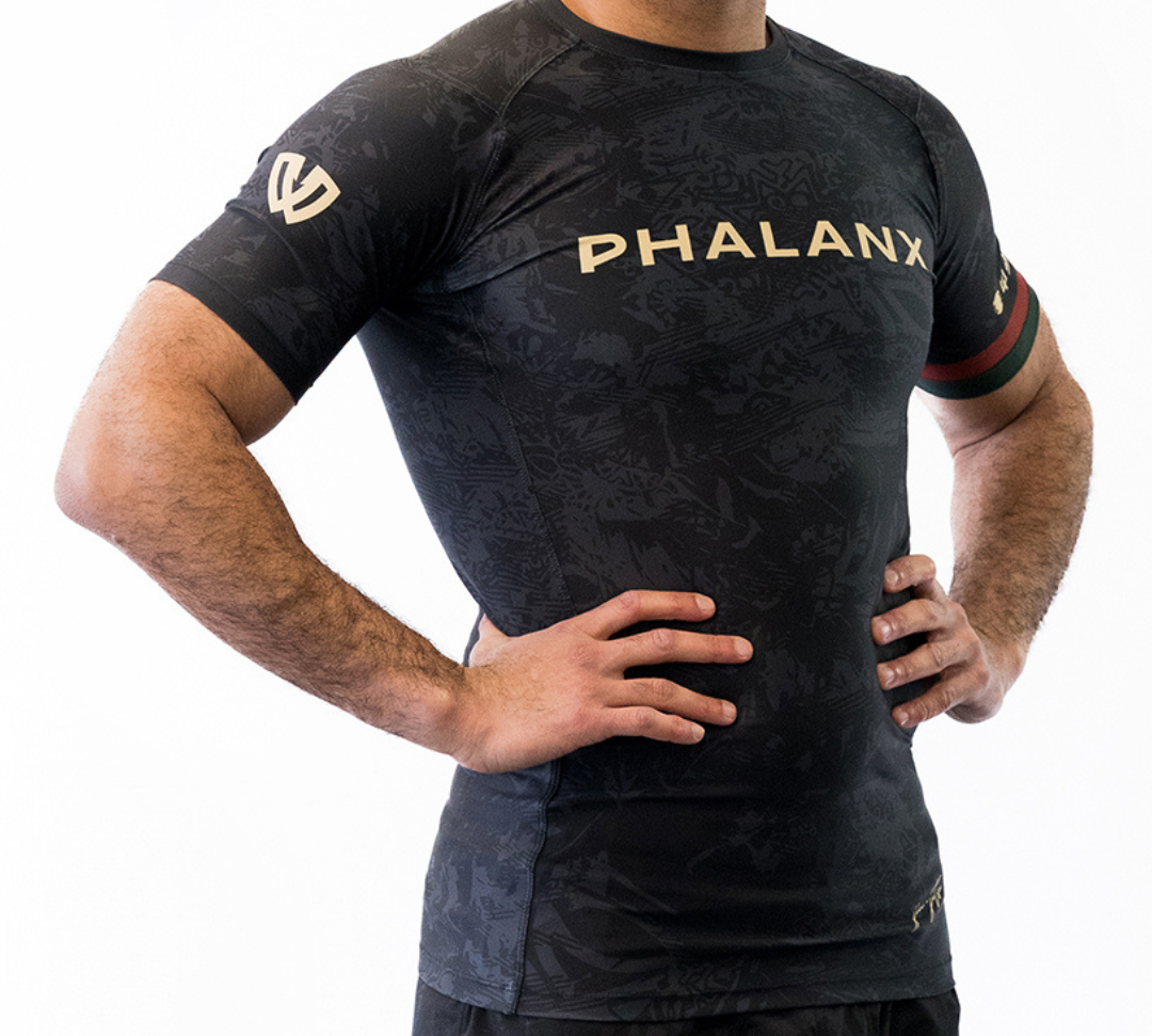 Phalanx Jiu-jitsu BJJ short-sleeve rash guard is perfect for training jiu-jitsu, no-gi grappling, MMA—mixed martial arts, Brazilian Jiu-jitsu, wrestling, and judo. It is also perfect for no-gi JJ or gi jiu-jitsu, and it can be worn at Spartan Race, Tough Mudder, Yoga—all athletics!