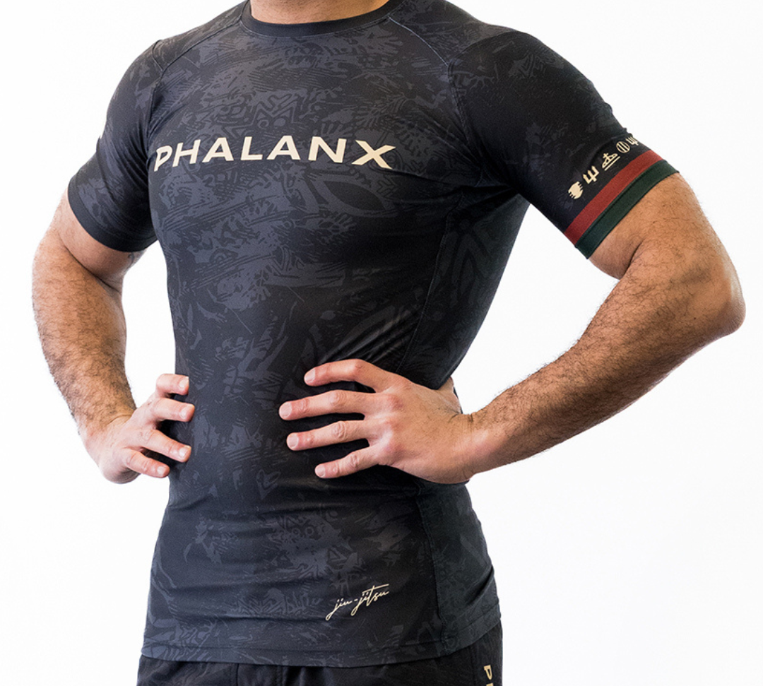 Phalanx Jiu-jitsu BJJ short-sleeve rash guard is perfect for training jiu-jitsu, no-gi grappling, MMA—mixed martial arts, Brazilian Jiu-jitsu, wrestling, and judo. It is also perfect for no-gi JJ or gi jiu-jitsu, and it can be worn at Spartan Race, Tough Mudder, Yoga—all athletics!
